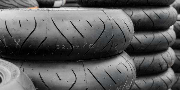¿Por qué los neumáticos de moto tienen fecha de caducidad? Aprende a leer el código DOT