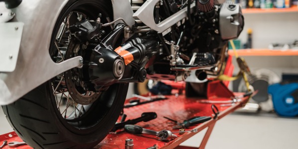 ¿Recambios OEM o Aftermarket? Lo que la mayoría de moteros no sabe (y debería)