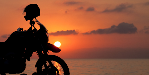 Cómo afecta el calor extremo al desgaste de neumáticos y frenos de moto